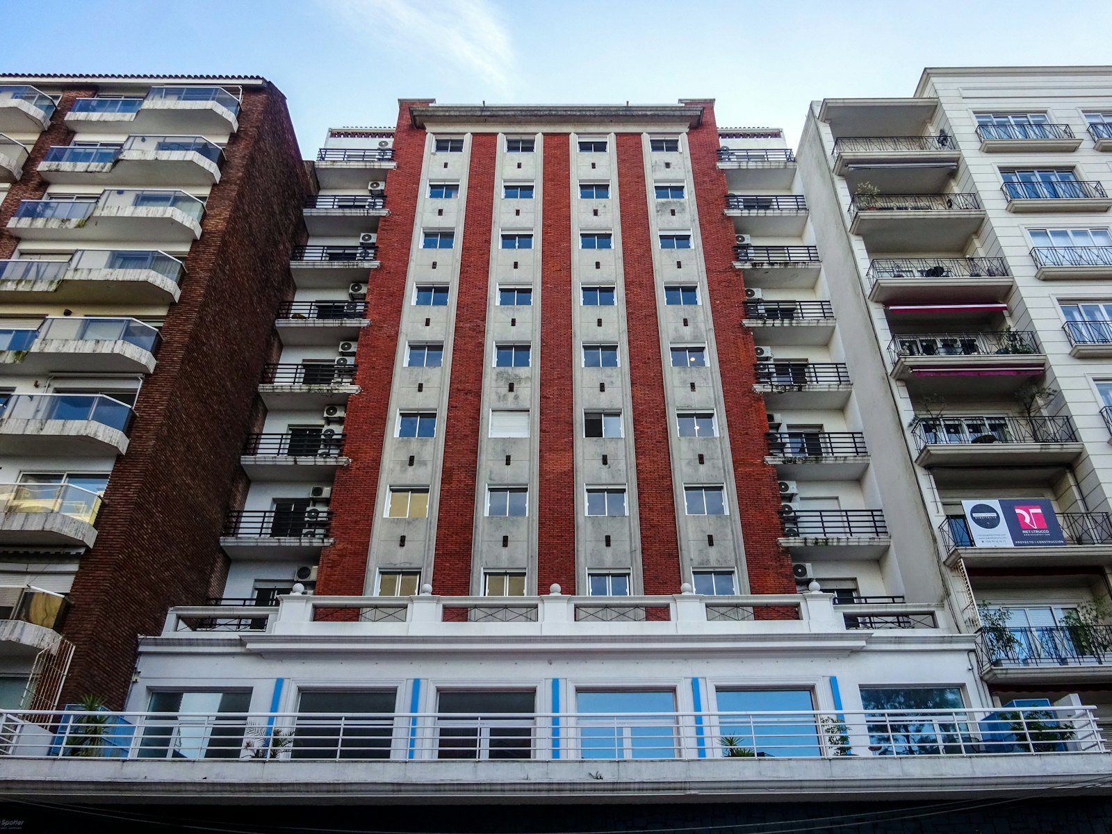 Edificio de apartamentos de ladrillo en Montevideo (imagen ilustrativa)